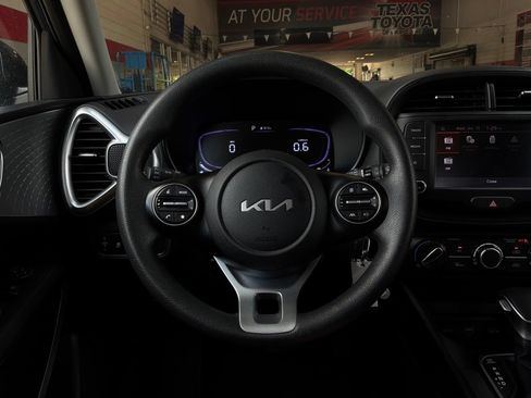 Used 2025 Kia Soul LX w/ LX Technology Package FWD image 30