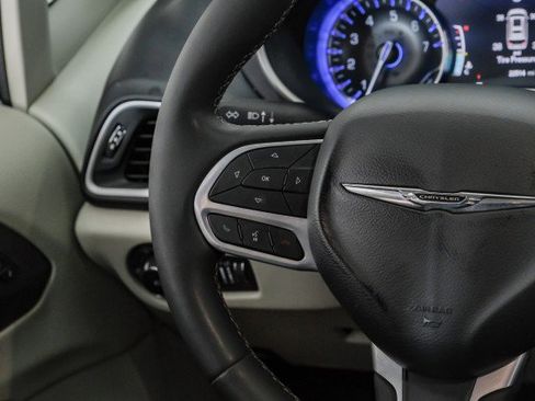 Used 2022 Chrysler Pacifica Touring-L image 14