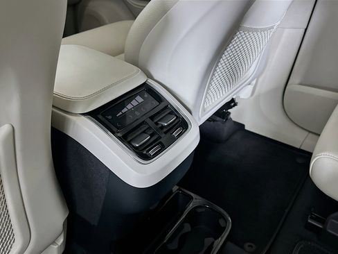 Used 2024 Volvo XC90 B6 Plus AWD/4WD image 28