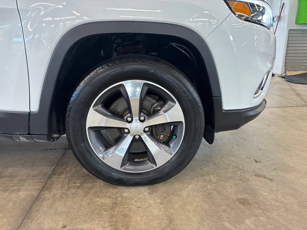 Used 2019 Jeep Cherokee Limited AWD/4WD image 33