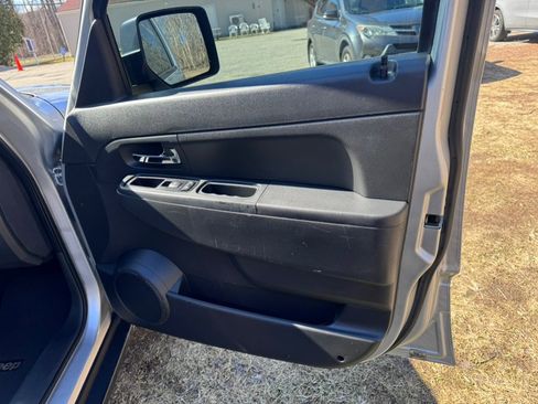 Used 2012 Jeep Liberty Sport image 6