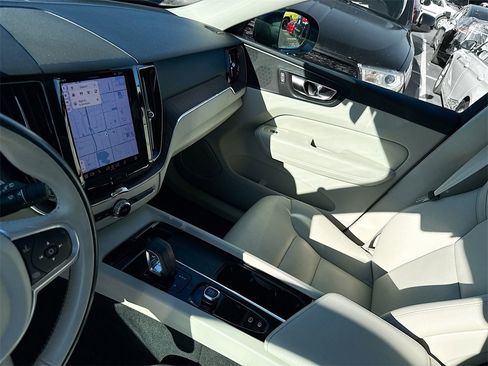 Used 2022 Volvo XC60 B5 Momentum image 26