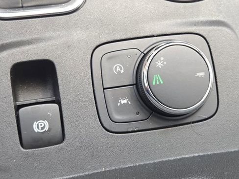 Certified 2023 Chevrolet Traverse LT FWD image 9