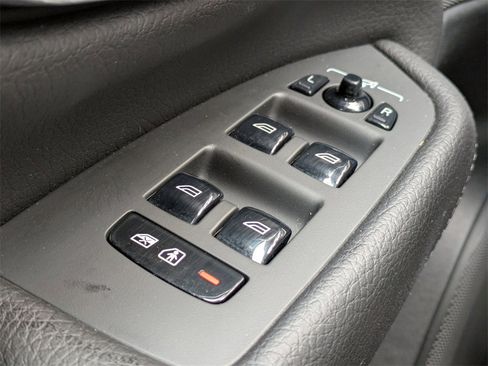 Certified 2022 Volvo XC90 T6 Momentum image 31