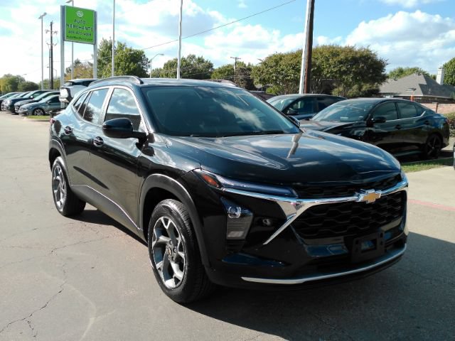 Used 2026 Chevrolet Trax LT w/ Sunroof Package FWD image 4
