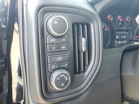 Used 2025 Chevrolet Silverado 1500 Custom image 24