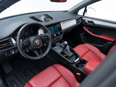 Certified 2025 Porsche Macan image 4