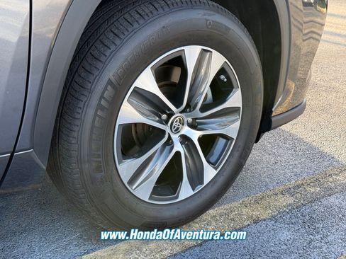 Used 2023 Toyota Highlander XLE image 6