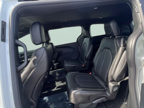 New 2026 Chrysler Pacifica Select AWD/4WD image 22