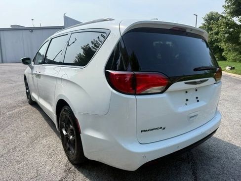 Used 2019 Chrysler Pacifica Touring-L w/ S Appearance Package FWD image 6