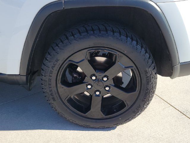 Used 2018 Jeep Grand Cherokee Laredo AWD/4WD image 12