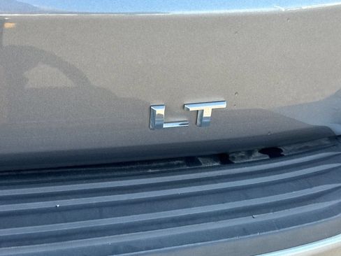 Used 2022 Chevrolet Suburban LT RWD image 6