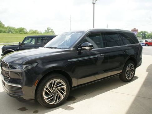 Used 2025 Lincoln Navigator Reserve AWD/4WD image 5