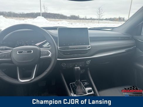 Used 2025 Jeep Compass Trailhawk image 18