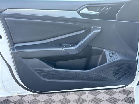 Certified 2022 Volkswagen Jetta SE FWD image 17