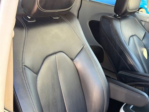 Used 2023 Chrysler Pacifica Touring-L image 12