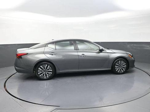 Used 2024 Nissan Altima 2.5 SV FWD image 9