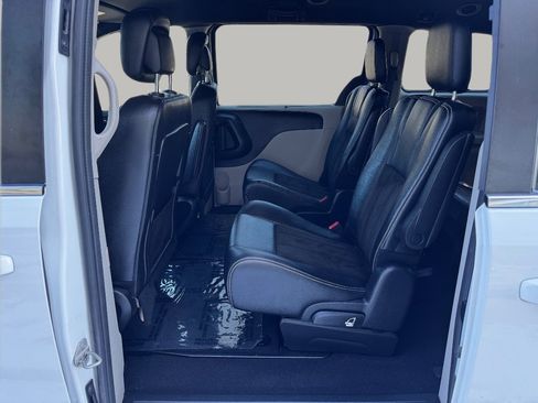 Used 2020 Dodge Grand Caravan SXT w/ Driver Convenience Group FWD image 17