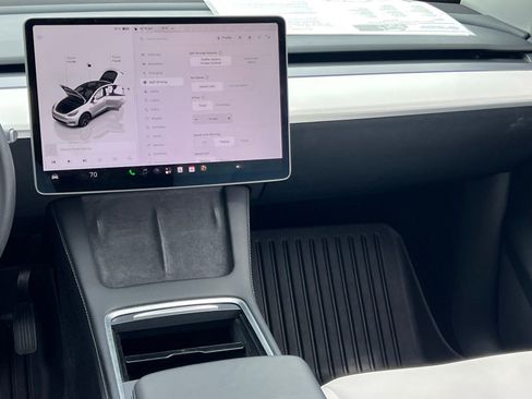 Used 2023 Tesla Model Y Long Range AWD/4WD image 22