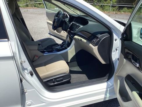 Used 2017 Honda Accord Touring image 19