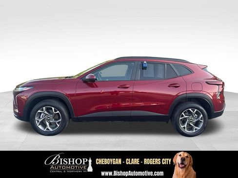 Used 2025 Chevrolet Trax LT FWD image 8