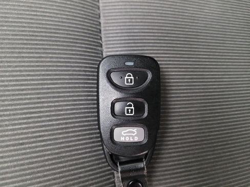 Used 2017 Hyundai Elantra SE image 32