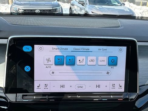 Used 2024 Volkswagen Atlas Cross Sport SE w/ Panoramic Sunroof Package image 17