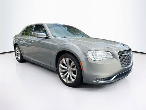 Used 2019 Chrysler 300 Touring w/ Chrome Appearance Package RWD image 6