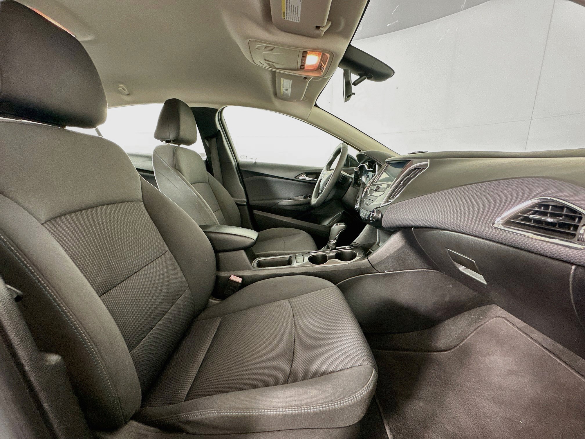 Used 2018 Chevrolet Cruze LT w/ Convenience Package FWD image 29