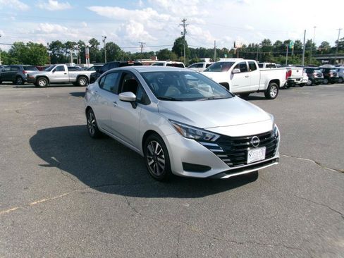 Used 2025 Nissan Versa SV FWD image 4