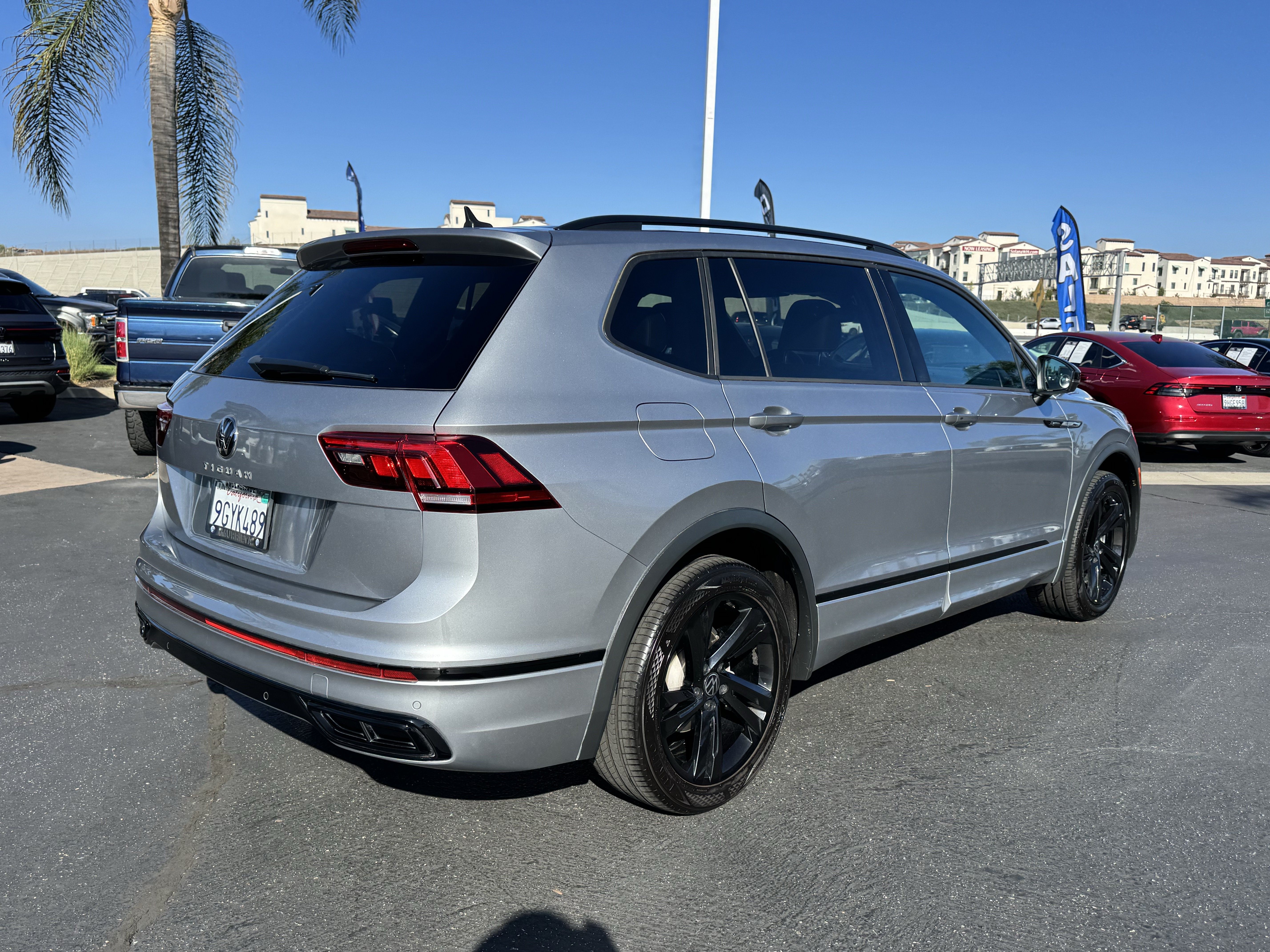 Used 2023 Volkswagen Tiguan SE R-Line FWD image 10