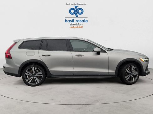 Used 2025 Volvo V60 B5 Cross Country Plus image 7