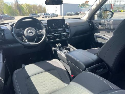 Used 2025 Nissan Pathfinder SV image 15