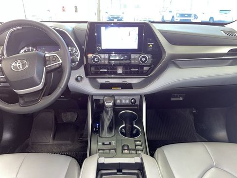 Used 2023 Toyota Highlander XLE image 12