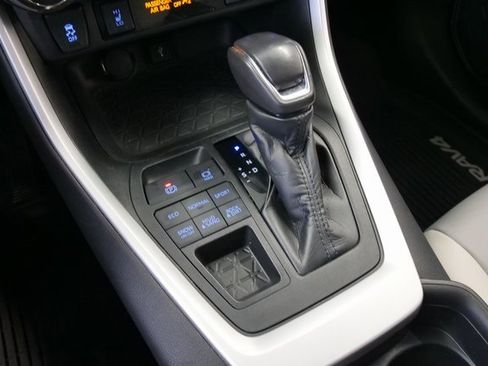 Used 2021 Toyota RAV4 XLE Premium image 22