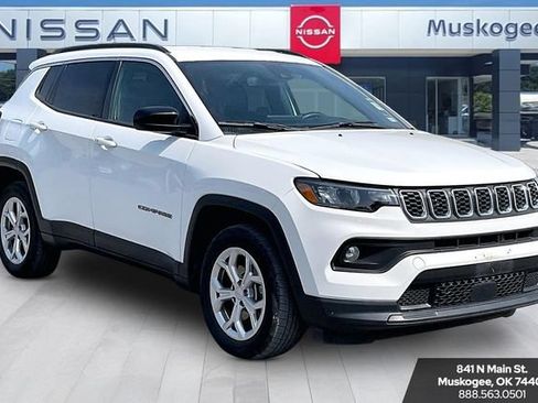 Used 2024 Jeep Compass Latitude AWD/4WD image 1