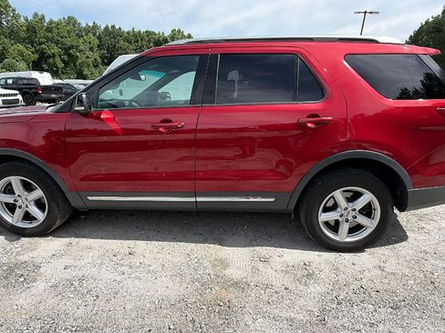 Used 2016 Ford Explorer XLT w/ Equipment Group 202A AWD/4WD image 11