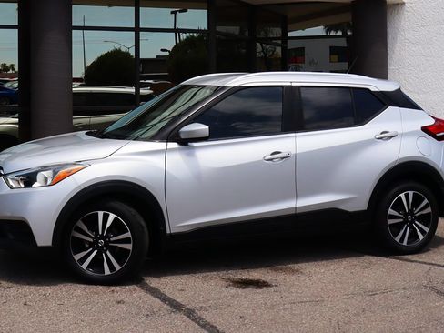 Used 2018 Nissan Kicks SV FWD image 4