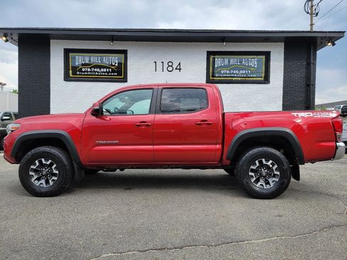 Used 2017 Toyota Tacoma TRD Off-Road image 2