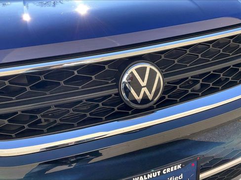 Certified 2022 Volkswagen Taos SE w/ Panoramic Sunroof Package image 30