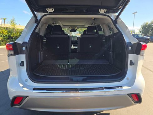 Certified 2022 Toyota Highlander Platinum image 16
