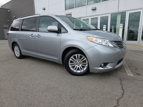 Used 2017 Toyota Sienna XLE image 4