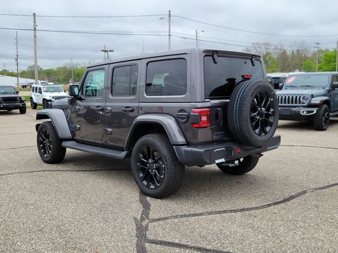 Used 2025 Jeep Wrangler Unlimited Sahara AWD/4WD image 3