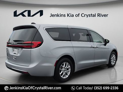 Used 2023 Chrysler Pacifica Touring-L FWD image 7