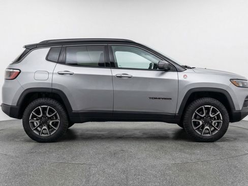 Used 2025 Jeep Compass Trailhawk image 11