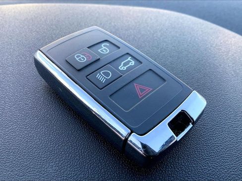 Used 2020 Land Rover Discovery HSE image 14