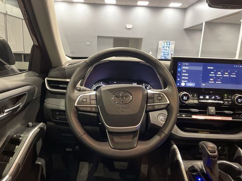 Used 2025 Toyota Highlander XLE image 19