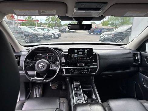 Used 2025 Nissan Pathfinder SL AWD/4WD image 19