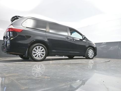 Used 2017 Toyota Sienna LE AWD/4WD image 40