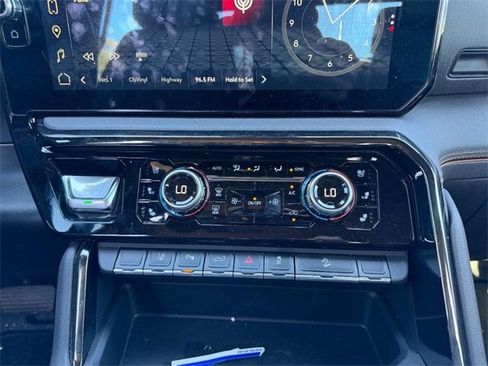 Used 2024 GMC Sierra 2500 AT4 image 13